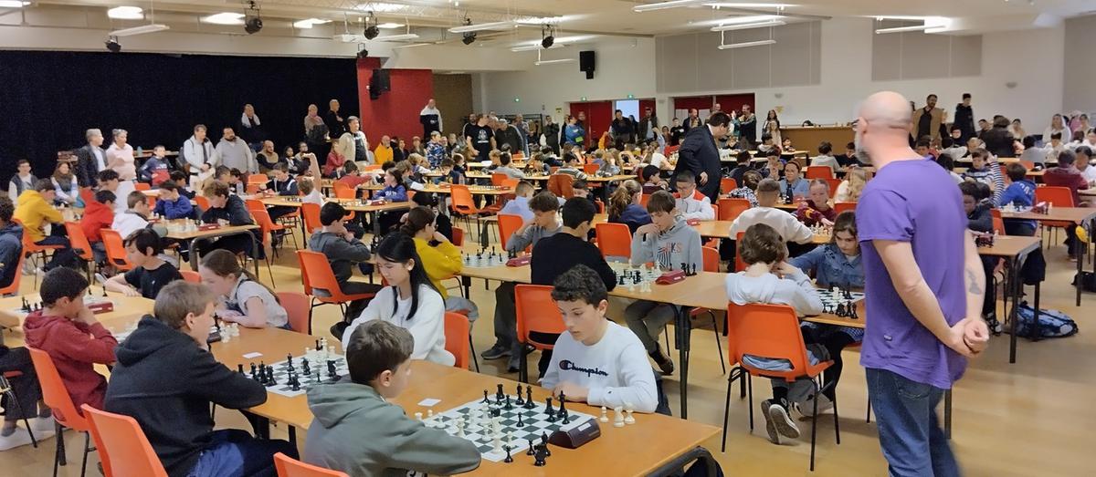 La Couronne：国际象棋锦标赛挤满了人的村庄大厅