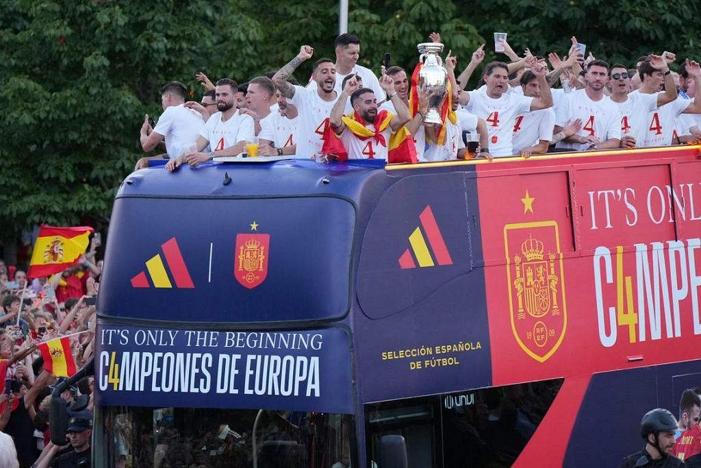 西班牙人民庆祝“欧洲之王”回归，体育新闻